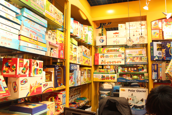 引领右脑玩具展示柜