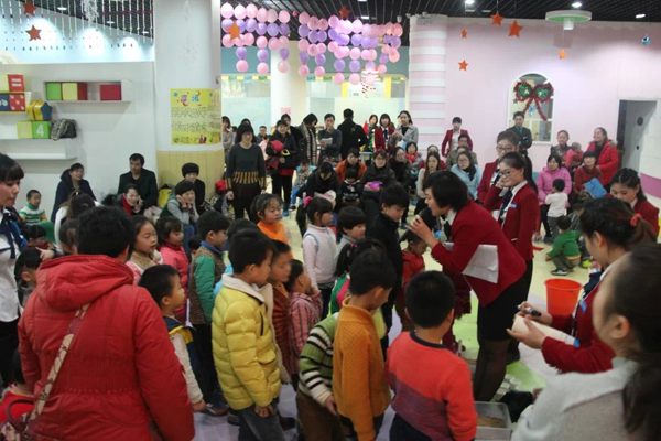 引领右脑老师和小朋友互动